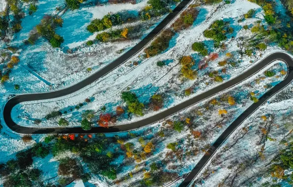 Картинка дорога, снег, деревья, пейзаж, природа, местность, шоссе, вид сверху, поздняя осень