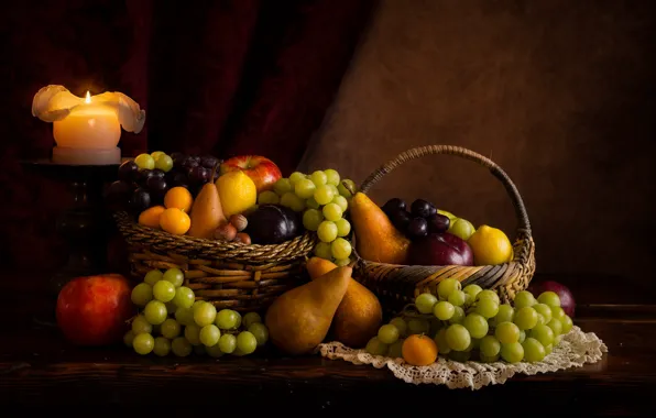 Картинка темный фон, стол, яблоки, свеча, виноград, ткань, фрукты, орехи, натюрморт, корзинка, сливы, груши, много, разные, …