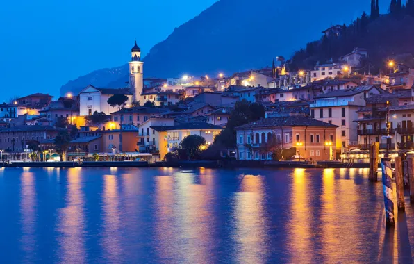 Картинка озеро, здания, дома, Италия, ночной город, Italy, Ломбардия, Lombardy, Lake Garda, Limone sul Garda, Лимоне-суль-Гарда, …