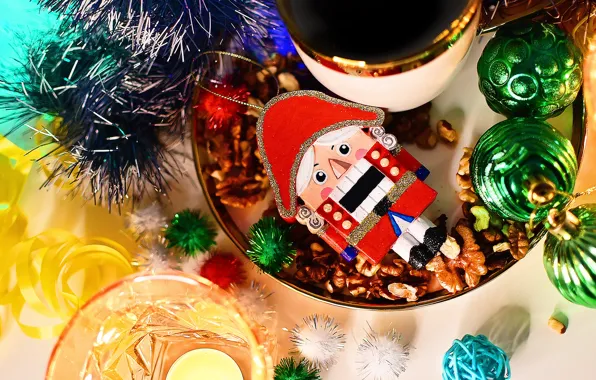 Картинка шарики, праздник, бокалы, Рождество, кружка, Новый год, орехи, мишура, ёлочные игрушки, блюдо, Щелкунчик, новогодние декорации