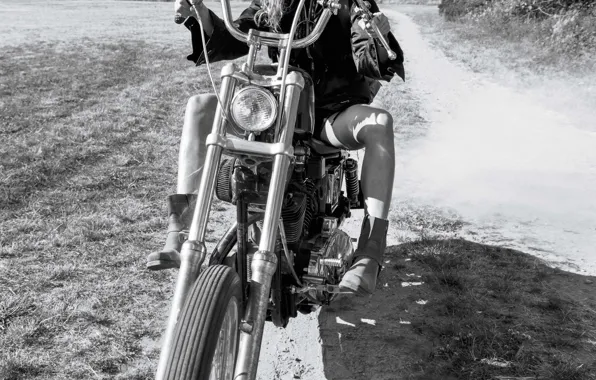 Картинка Девушка, Gisele Bundchen, Мода, Черно-белое, Fashion, Жизель Бундхен, Супермодель, Supermodel, Riding bike, Езда на мотоцикле