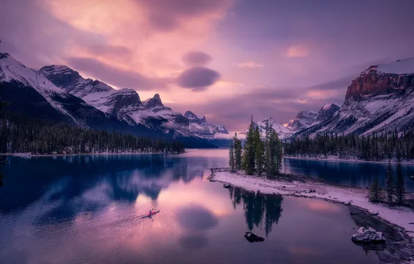 Картинка деревья, горы, озеро, остров, Канада, Альберта, Alberta, Canada, Jasper National Park, Национальный парк Джаспер, Канадские …