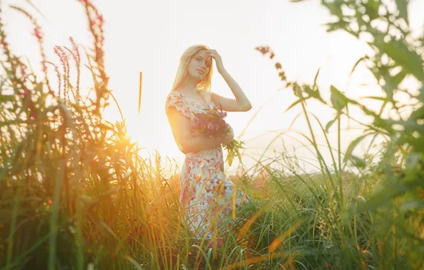 Картинка трава, взгляд, девушка, солнце, свет, платье, цветочки, Alexander Drobkov-Light, Зоя Кузнецова