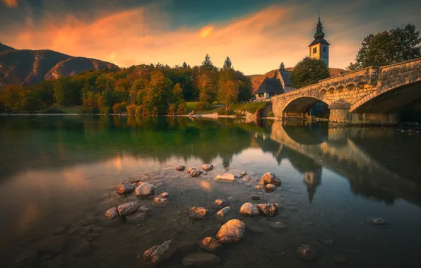 Картинка осень, лес, мост, камни, церковь, водоем