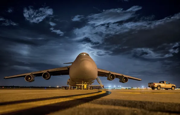 Картинка ночь, самолёт, аэродром, Lockheed, стратегический, взлётная полоса, C-5 Galaxy, Air National Guard, военно-траспортный