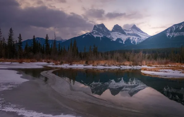 Картинка зима, лес, облака, снег, горы, озеро, берег, Канада, Альберта, водоем, Три сестры