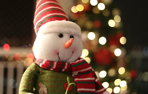 Картинка зима, улыбка, комната, праздник, шапка, игрушка, шарф, Рождество, Новый год, снеговик, ёлка, гирлянда, кофта, фигурка, …