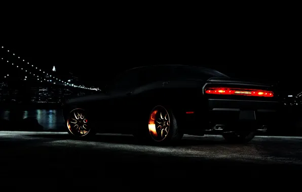 Картинка машина, ночь, город, фары, черная, черный фон, Dodge Challenger, колёса