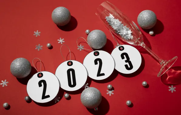 Картинка шарики, круги, снежинки, серебро, бокал, цифры, Новый год, круглые, звездочки, красный фон, дата, ёлочные, серебристые, …