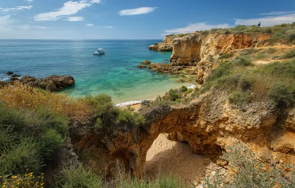 Картинка песок, море, пляж, небо, солнце, камни, скалы, побережье, горизонт, катер, Португалия, кусты, Praia dos Arrifes