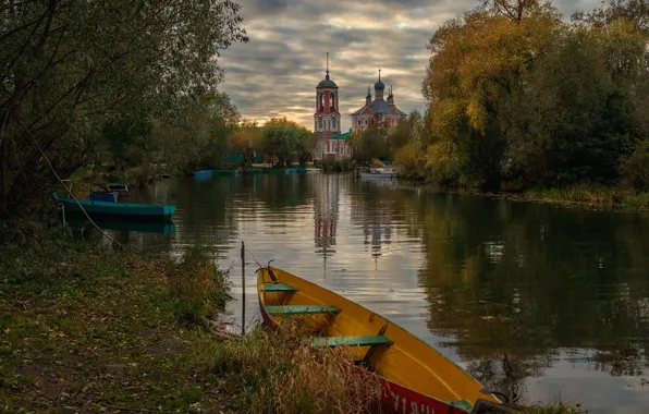 Картинка осень, пейзаж, тучи, природа, город, река, лодки, церковь, Трубеж, Переславль-Залесский