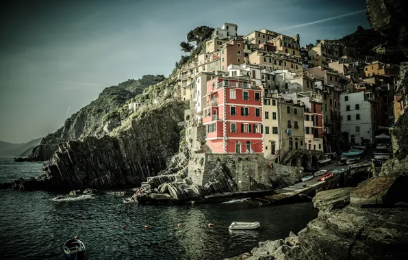 Картинка море, небо, скалы, берег, побережье, здания, дома, лодки, Италия, Риомаджоре