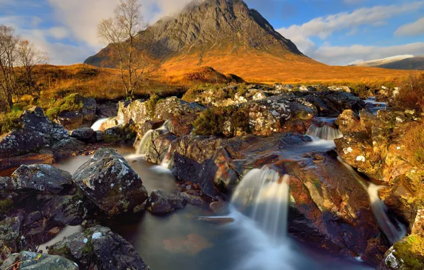 Картинка небо, солнце, облака, деревья, ручей, камни, гора, мох, Шотландия, Scotland