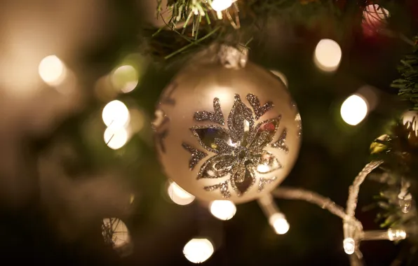 Картинка свет, ветки, праздник, узор, шарик, Рождество, Новый год, золотой, хвоя, гирлянды, снежинка, боке, ёлочная игрушка
