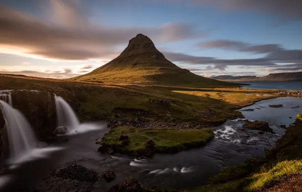 Картинка небо, облака, свет, горы, река, берег, склоны, вид, гора, водопад, вулкан, вершина, водопады, Исландия