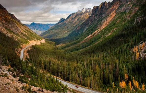 Картинка дорога, машина, осень, лес, горы, склоны, шоссе, вид с высоты, лесной массив