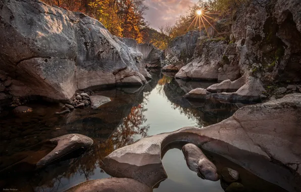 Картинка осень, солнце, лучи, деревья, пейзаж, природа, река, камни, скалы, Петков Петко