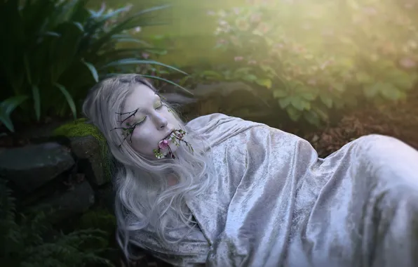 Картинка девушка, цветы, ветки, покрывало, лежит, мертвая, альбинос, закрытые глаза, спящая, бледная, Tracy Lundgren, возможно умершая