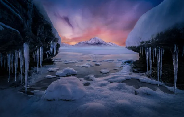 Картинка зима, небо, облака, снег, горы, камни, скалы, берег, вид, лёд, вечер, сосульки, сумерки, водоем