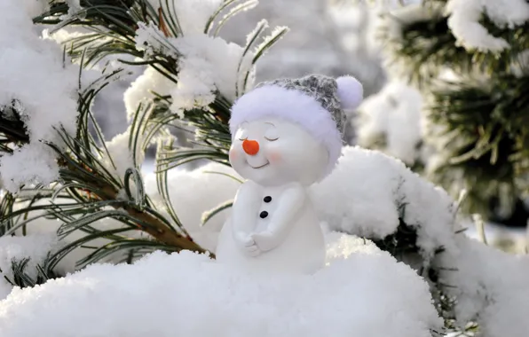 Картинка зима, свет, снег, ветки, природа, поза, улыбка, игрушка, Рождество, Новый год, снеговик, хвоя, сугроб, шапочка, …