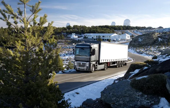 Картинка дорога, небо, снег, деревья, чёрный, растительность, грузовик, Renault, Magnum, седельный тягач, 4x2, полуприцеп, Renault Trucks