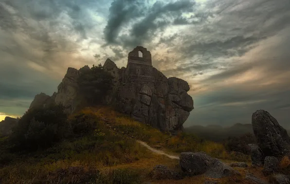 Картинка осень, туман, камни, замок, холм, руины