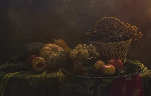 Картинка цветы, стол, яблоки, букет, виноград, тыквы, ткань, фрукты, натюрморт, корзинка, полевые, гранаты, поднос