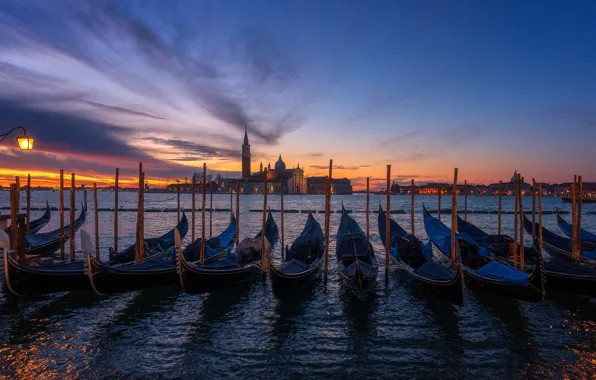 Картинка небо, закат, огни, река, дома, лодки, вечер, причал, фонари, Венеция, гандолы