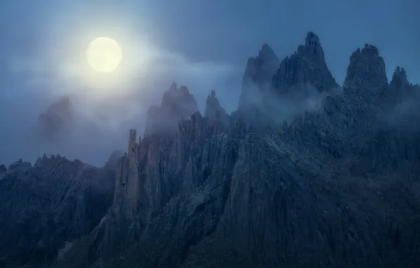Картинка свет, горы, ночь, туман, луна, вершины