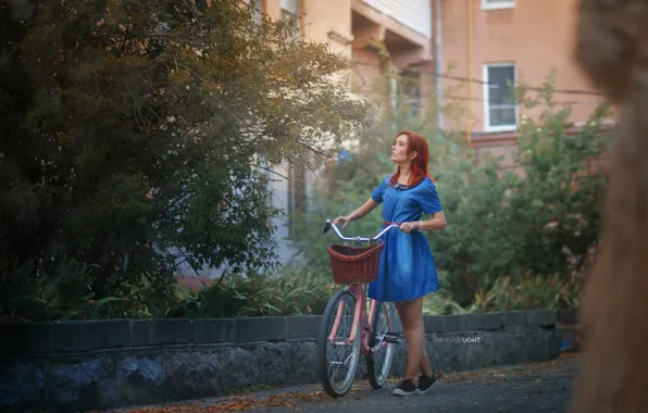 Картинка девушка, велосипед, платье, рыжая, корзинка, рыжеволосая, дворик, Alexander Drobkov-Light, Мария Ларина