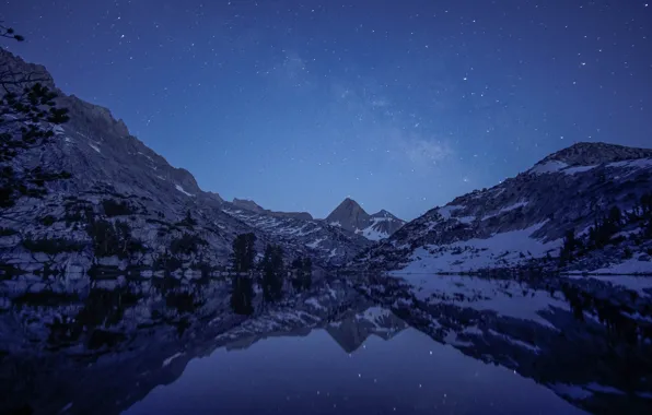 Картинка небо, звезды, снег, деревья, горы, ночь, природа, озеро