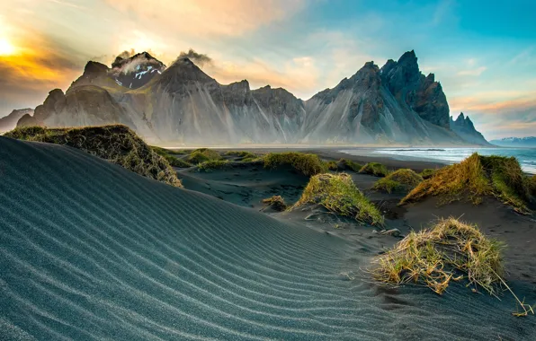 Картинка песок, море, облака, пейзаж, горы, полосы, скалы, холмы, берег, растительность, вершины, холм, дюны, Исландия, пески, …