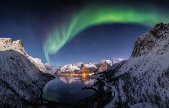 Картинка зима, небо, снег, горы, ночь, огни, берег, склоны, северное сияние, Норвегия, водоем