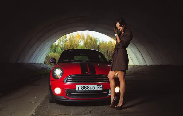 Картинка машина, авто, девушка, поза, туннель, ножки, плащ, MINI, Олег Климин