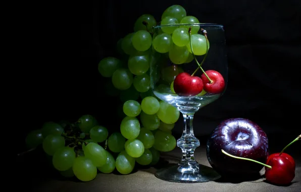 Картинка зеленый, темный фон, бокал, виноград, фрукты, натюрморт, черешня, инжир