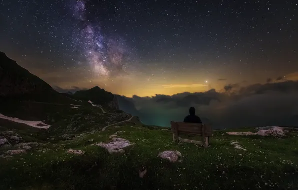 Картинка небо, звезды, горы, скамейка, ночь, туман, обрыв, человек, Альпы, млечный путь, сидит