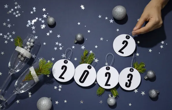 Картинка шарики, круги, ветки, праздник, серебро, рука, бокалы, цифры, Новый год, диски, хвоя, звездочки, дата, фиолетовый …