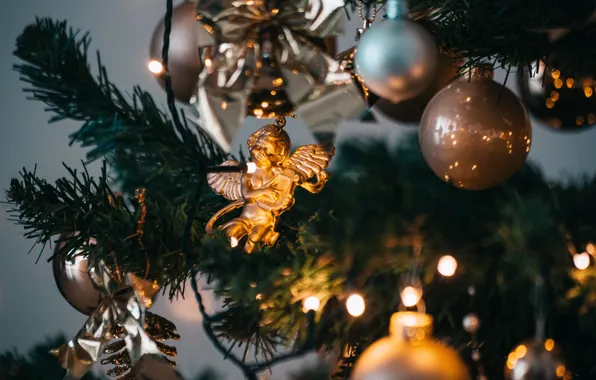 Картинка зима, праздник, игрушки, Рождество, Новый год, ёлка, новогодние украшения, ангелочек, новогодние декорации