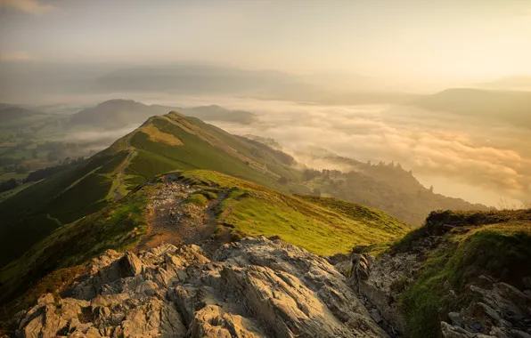 Картинка трава, солнце, деревья, горы, туман, камни, рассвет, Англия, высота, долина, склон, панорама, Cumbria