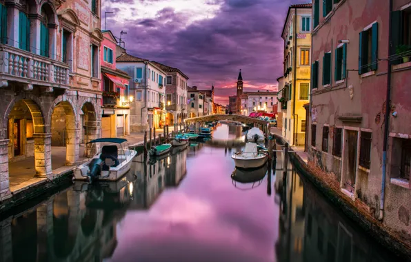 Картинка город, здания, дома, лодки, вечер, освещение, фонари, Италия, Венеция, канал, мостик