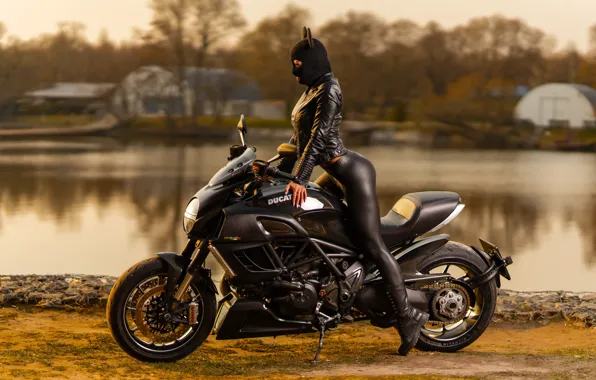 Картинка вода, девушка, поза, шапка, куртка, мотоцикл, Ducati, ушки, Илья Пистолетов