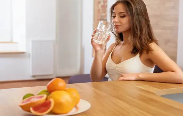 Картинка вода, девушка, стакан, апельсины