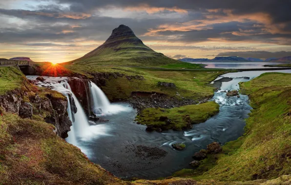 Картинка солнце, облака, закат, скалы, берег, гора, водопад, вулкан, Исландия, водоем