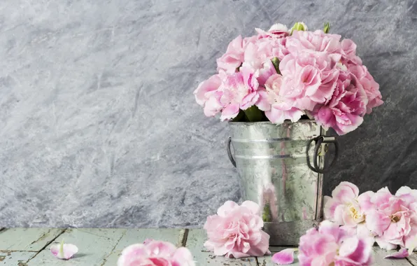 Картинка цветы, лепестки, ведро, розовые, vintage, wood, pink, flowers, beautiful, romantic