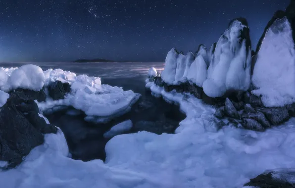 Картинка зима, море, небо, снег, пейзаж, ночь, природа, скалы, лёд, звёзды, Приморский край