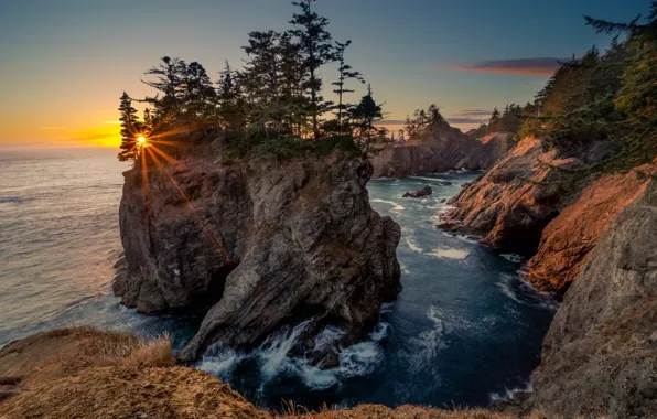 Картинка солнце, лучи, деревья, пейзаж, закат, природа, океан, скалы, Орегон, США