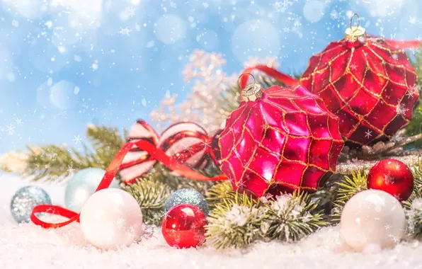 Картинка шарики, снег, ветки, праздник, Рождество, красные, Новый год, хвоя, голубой фон, боке, ёлочные игрушки, новогодние …