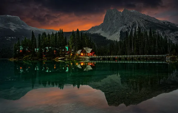Картинка деревья, пейзаж, горы, ночь, природа, озеро, отражение, дома, ели, освещение, Канада, Perry Hoag