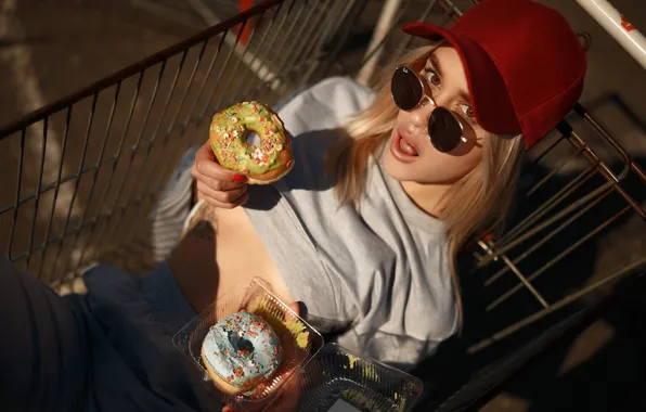 Картинка девушка, поза, очки, кепка, тележка, пончики, бейсболка, Иван Ковалёв