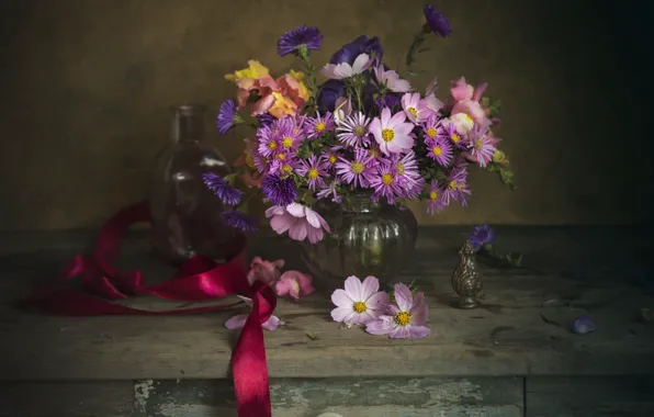 Картинка цветы, лента, ваза, натюрморт, космея, бутыль, Лионелла Зимина